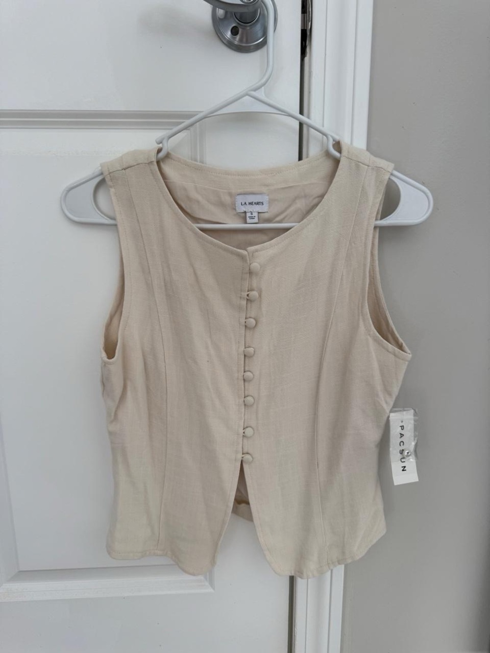 La Hearts Cream Button-Front Sleeveless Camisole